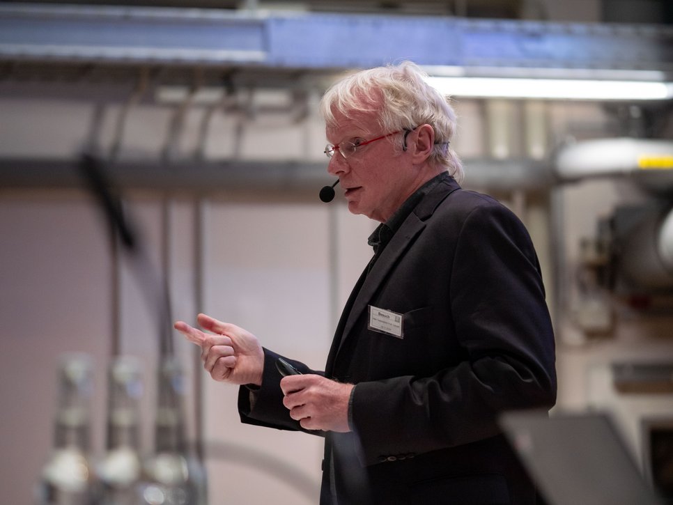 Prof. Ferdi Schüth bei seinem Vortrag über die Zukunft unserer Energieversorgung am Max-Planck-Institut für Nachhaltige Materialien