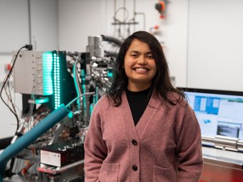 Aparna Saksena’s new research group focusses on producing hydrogen more efficiently while mitigating the effects of hydrogen embrittlement on structural materials. Woman in scientific laboratory.