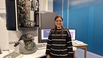 Dr. Saba Saood has been selected to participate in the Sign-Up! career development program provided by the Max Planck Society. Woman at transmission electron microscope.