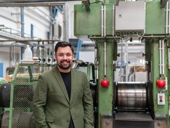 Fotis Tsiolis joined the MPI-SusMat with a DAAD scholarship. His research aims at improving industrials processes in the production of non-heat-treatable aluminum alloys. Man in green blazer standing at welding machine.