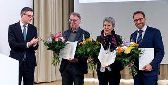 Professor Patrick Cramer, Präsident der Max-Planck-Gesellschaft (MPG), verleiht den diesjährigen Communitas-Preis an Herbert Faul, Heidi Bögershausen und Jan Weichelt (von links nach rechts), für ihr jahrelanges Engagement rund um das Thema Ausbildung in der Max-Planck-Gesellschaft. Faul und Bögershausen leiten die Ausbildung Werkstoffprüfung am Düsseldorfer Max-Planck-Institut für Nachhaltige Materialien. Jan Weichelt ist Referent für Personalentwicklung und zuständig für die Berufsausbildung in der MPG. Professor Patrick Cramer, Präsident der Max-Planck-Gesellschaft (MPG), verleiht den diesjährigen Communitas-Preis an Herbert Faul, Heidi Bögershausen und Jan Weichelt (von links nach rechts), für ihr jahrelanges Engagement rund um das Thema Ausbildung in der Max-Planck-Gesellschaft. Faul und Bögershausen leiten die Ausbildung Werkstoffprüfung am Düsseldorfer Max-Planck-Institut für Nachhaltige Materialien. Jan Weichelt ist Referent für Personalentwicklung und zuständig für die Berufsausbildung in der MPG.