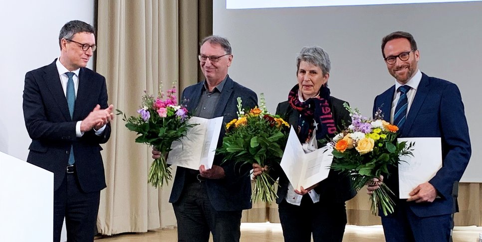 Professor Patrick Cramer, Präsident der Max-Planck-Gesellschaft (MPG), verleiht den diesjährigen Communitas-Preis an Herbert Faul, Heidi Bögershausen und Jan Weichelt (von links nach rechts), für ihr jahrelanges Engagement rund um das Thema Ausbildung in der Max-Planck-Gesellschaft. Faul und Bögershausen leiten die Ausbildung Werkstoffprüfung am Düsseldorfer Max-Planck-Institut für Nachhaltige Materialien. Jan Weichelt ist Referent für Personalentwicklung und zuständig für die Berufsausbildung in der MPG.