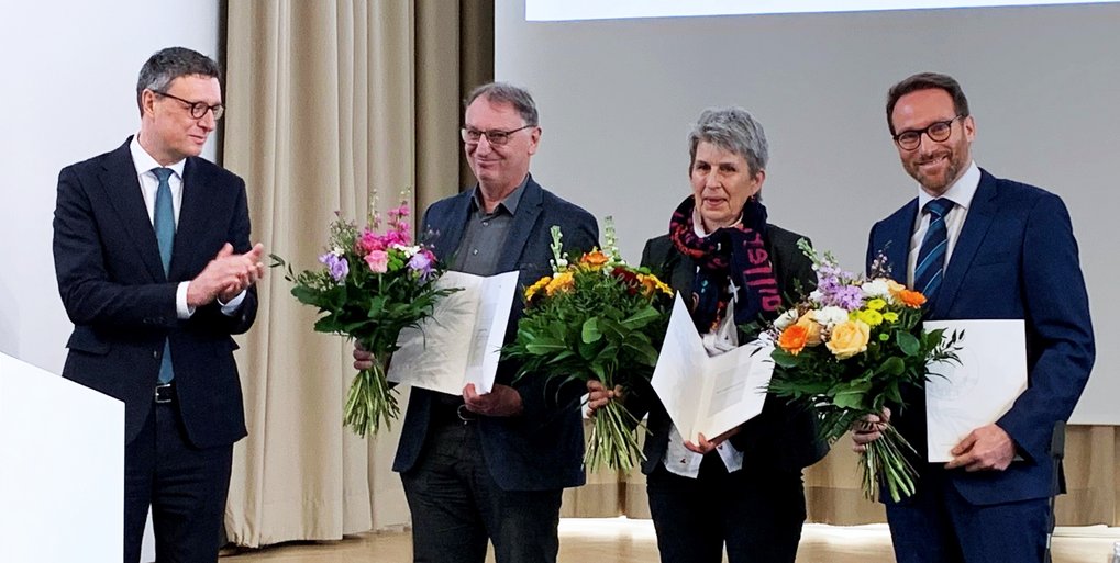 Professor Patrick Cramer, Präsident der Max-Planck-Gesellschaft (MPG), verleiht den diesjährigen Communitas-Preis an Herbert Faul, Heidi Bögershausen und Jan Weichelt (von links nach rechts), für ihr jahrelanges Engagement rund um das Thema Ausbildung in der Max-Planck-Gesellschaft. Faul und Bögershausen leiten die Ausbildung Werkstoffprüfung am Düsseldorfer Max-Planck-Institut für Nachhaltige Materialien. Jan Weichelt ist Referent für Personalentwicklung und zuständig für die Berufsausbildung in der MPG.