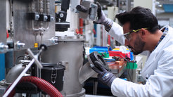 Ubaid Manzoor, Doktorand am MPI-SusMat und Erstautor der Nature-Publikation, beim Lichtbogenofen mit dem er minderwertige Nickelerze mittels Wasserstoffplasma reduziert.