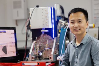 Dr. Qian Fang wurde mit einem Stipendium der Alexander von Humboldt-Stiftung ausgezeichnet. Damit forscht er am MPI-SusMat zu Mondgesteinen, die er auf atomarer Skala untersucht. Person in einem wissenschaftlichen Labor.