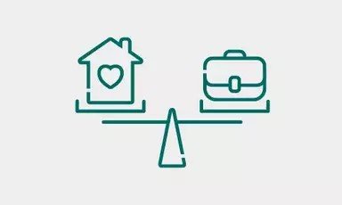 Eine Waage mit einem Haus mit Herzsymbol auf der linken Seite und einer Aktentasche auf der rechten Seite, die das Gleichgewicht zwischen Arbeit und Privatleben darstellt.