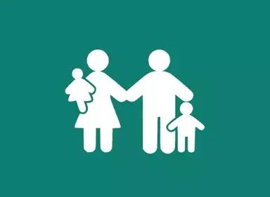 Ein Piktogramm zeigt eine stilisierte Familie mit zwei Erwachsenen und zwei Kindern vor einem einfarbigen grünen Hintergrund.