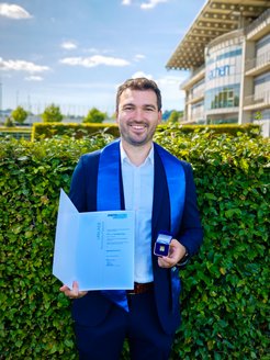 Person hält Urkunde und Borchers-Plakette der RWTH Aachen.