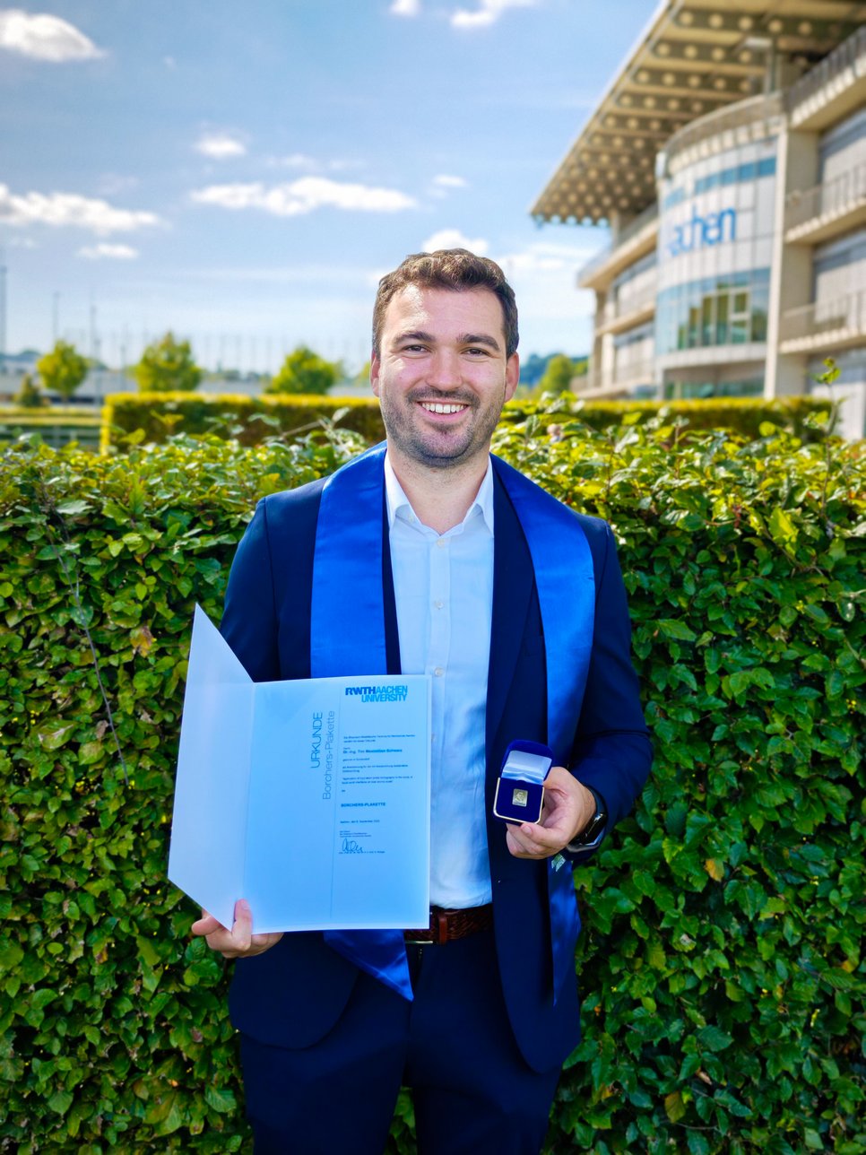 Person holding certificate and Borchers Badge of the RWTH Aachen University.