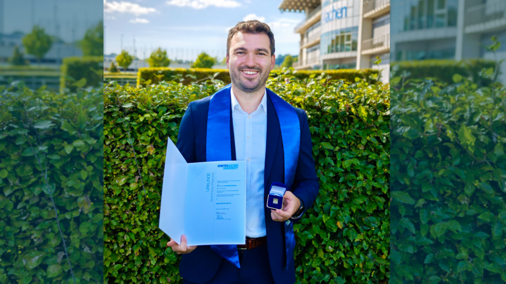 Person holding certificate and Borchers Badge of the RWTH Aachen University.