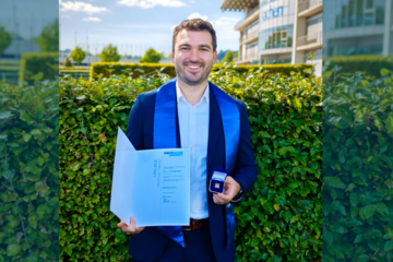 Person holding certificate and Borchers Badge of the RWTH Aachen University.