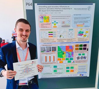 Florian Busch, Masterstudent am MPI-SusMat, gewinnt einen von sechs Posterpreisen auf der 21st European Conference on Thermoelectrics. Person steht neben einem wissenschaftlichem Poster über Thermoelektrika.