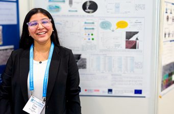 Charu Negi, Doktorandin am MPI-SusMat, wurde mit dem Best Poster Award auf dem 76th Annual Meeting of the International Society of Electrochemistry ausgezeichnet. Ihr Poster zeigte wie Beschichtungen zu einem besseren Korrosionsschutz beitragen können. Person steht vor einem wissenschaftlichem Poster über Korrosionsschutz