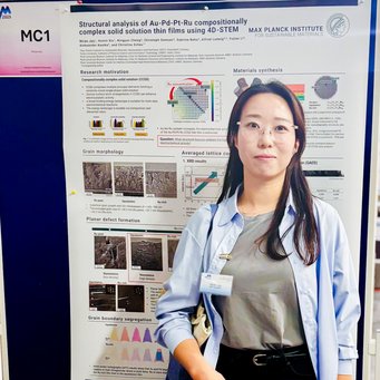 Dr. Miran Joo, postdoctoral researcher at MPI-SusMat, has been awarded the Best Poster Award for her research on understanding the atomic structure of compositionally complex solid solution (CCSS) thin films. She presented her poster at the “Women In Electron Microscopy” networking event that took place from 8-10 October 2025 at the Forschungszentrum Jülich. Person standing in front of a poster at a scientific conference.