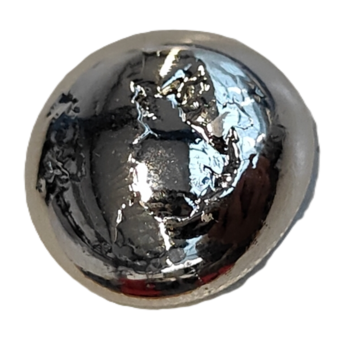 Material for the energy transition: Reducing deep-sea ores with hydrogen plasma produces an alloy containing nickel and cobalt, among other elements. These two metals are needed for nickel-manganese-cobalt batteries, a widely used and powerful type of lithium battery. Shiny, silvery metal ball.