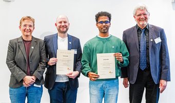 Varatharaja Nallathambi (Dritter von links), Doktorand am Max-Planck-Institut für Nachhaltige Materialien und an der Universität Duisburg-Essen, und Philipp Gabriel (zweiter von links), Doktorand an der Universität Duisburg-Essen, erhielten den CENIDE Best Paper Award 2025 in der Kategorie „Magnetic Materials“. Vier Personen stehen nebeneinander. Zwei davon halten Urkunden in den Händen.