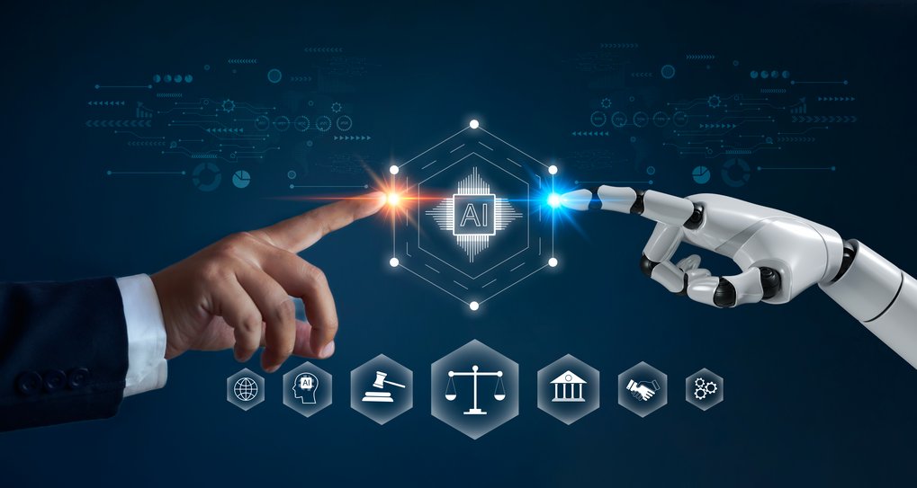 Menschliche Hand mit ausgestrecktem Zeigefinger trifft Roboterhand mit ausgestrecktem Zeigefinger.