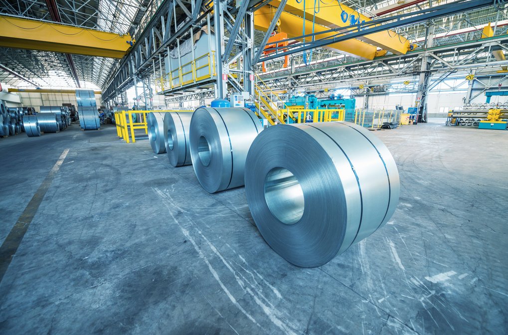Stahlrollen in einer industriellen Umgebung