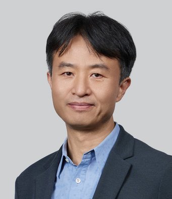 Professor Sang Ho Oh is an expert in advanced electron microscopy and nanoscale materials science at the Korea Institute of Energy Technology, Republic of Korea. Portrait of a man.