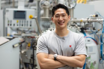 Dr. Jin-Young Lee receives a Korean Researcher Fellowship that supports his research stay at the Max Planck Institute for Sustainable Materials. His aim is to develop an AI-driven methodology that transforms heterogeneous materials data into reliable, causally informed design principles for advanced materials development. Man in a gray t-shirt with arms crossed standing in front of industrial machinery.