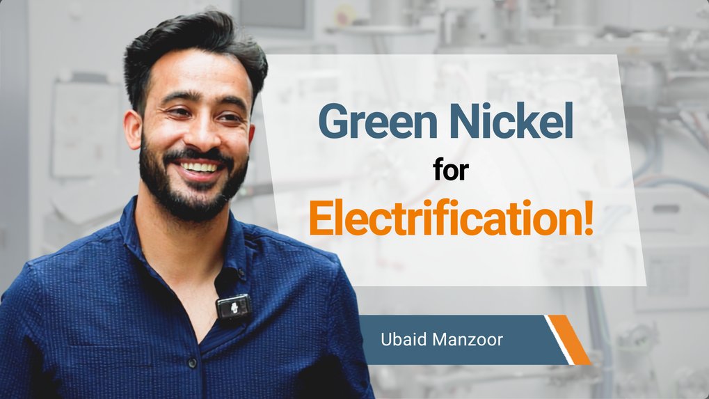 Lächelnder Mann. Neben ihm ein Text "Green Nickel for Electrification!"