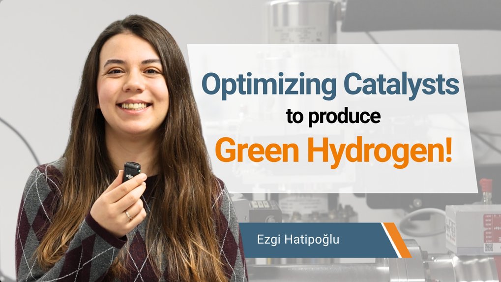 Frau hält Mikrofon in der Hand. Neben ihr ein Text "Optimizing Catalysts to produce Green Hydrogen"