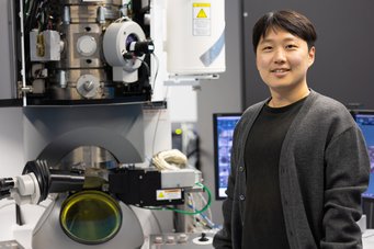 Dr Kyuseon Jang was awarded with a Humboldt Research Fellowship. He is aiming to understand why some inorganic semiconductors remain ductile at room temperature to develop flexible semiconductors for energy harvesting. Man standing next to scientific device.
