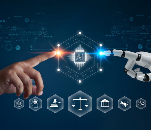 Eine menschliche Hand und eine Roboterhand strecken ihre Finger aus und sind verbunden mit einem rautenförmigen Symbol. Text im Symbol: AI