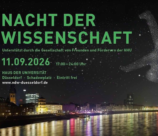 Grüne Aufschrift "Nacht der Wissenschaft". Im Hintergrund Fluss und Gebäude bei Nacht.